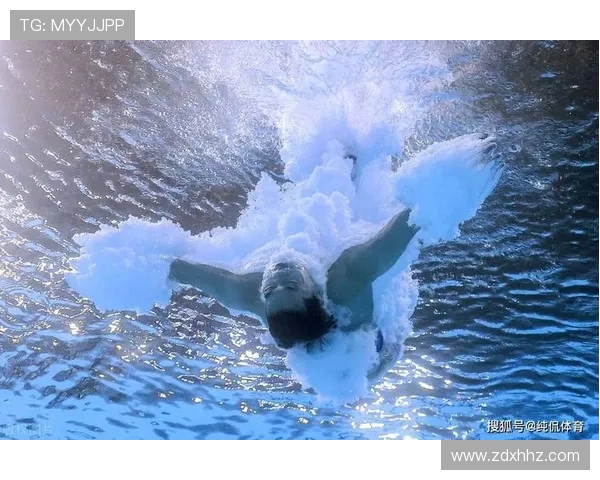 从高空到水花之间跳水运动员追求完美入水瞬间的力量与美感